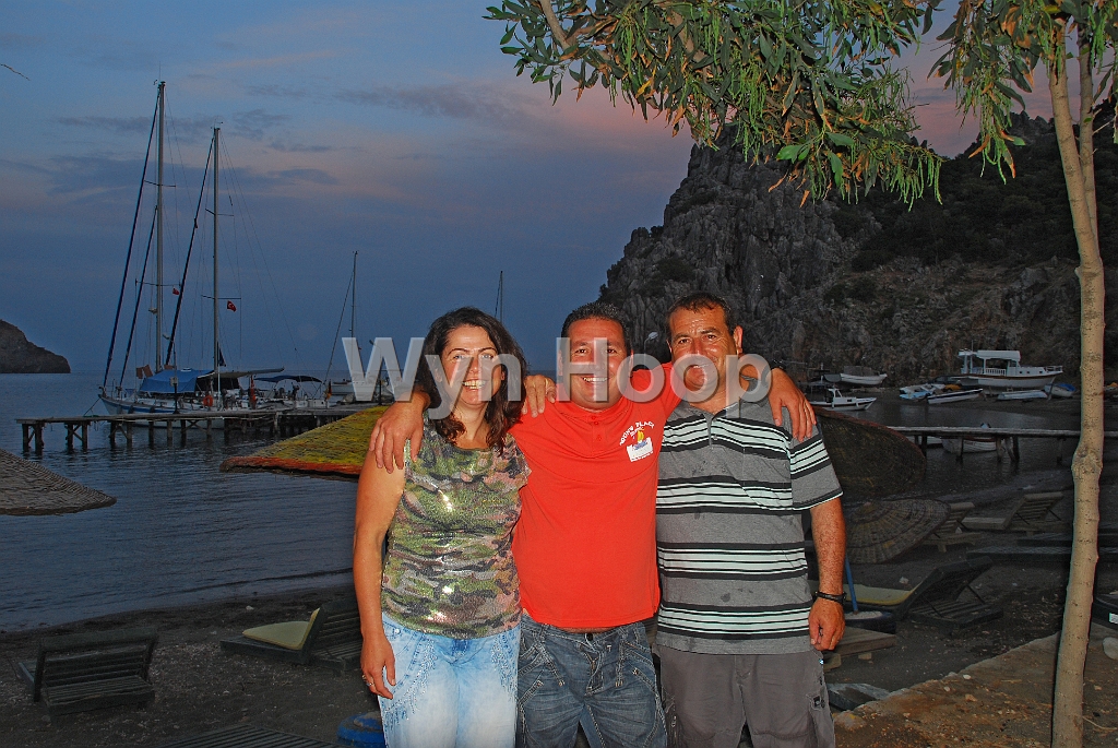 ODguens Place 3 Geschwister_1.jpg - Golf von Hisarönü, die drei Geschwister von Ogüns Place in Mesudiye betreiben ein Restaurant mit Pension und erfüllen den Seglern fast jeden Wunsch.